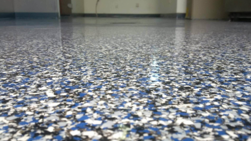 black-white-and-blue-epoxy-flake-floor-South-Jersey-5c1a876e27836-1170x628 (1)